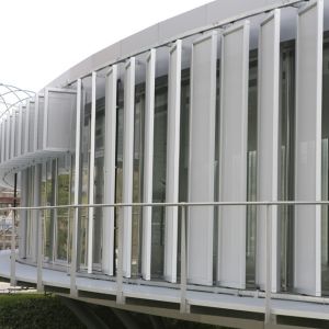 Panels perpendicular to the tangent of the facade